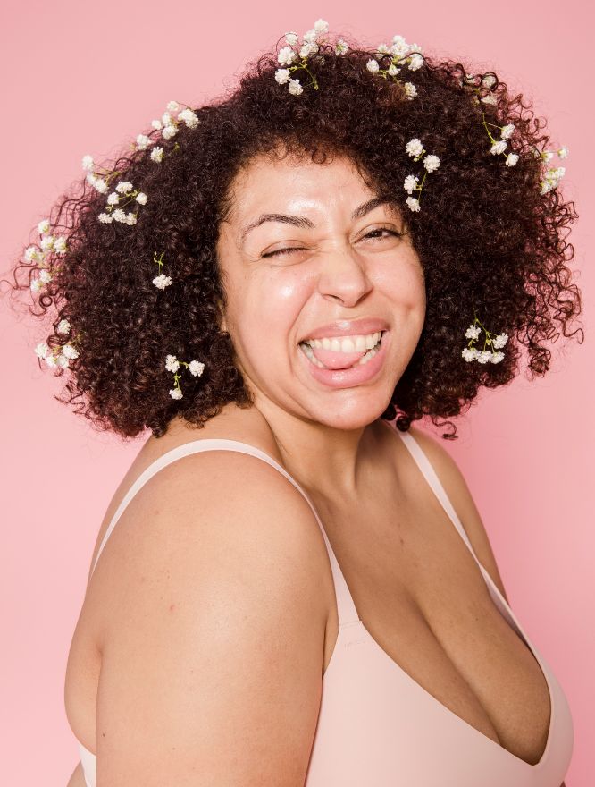 une femme obèse heureuse grâce à la psychologie positive